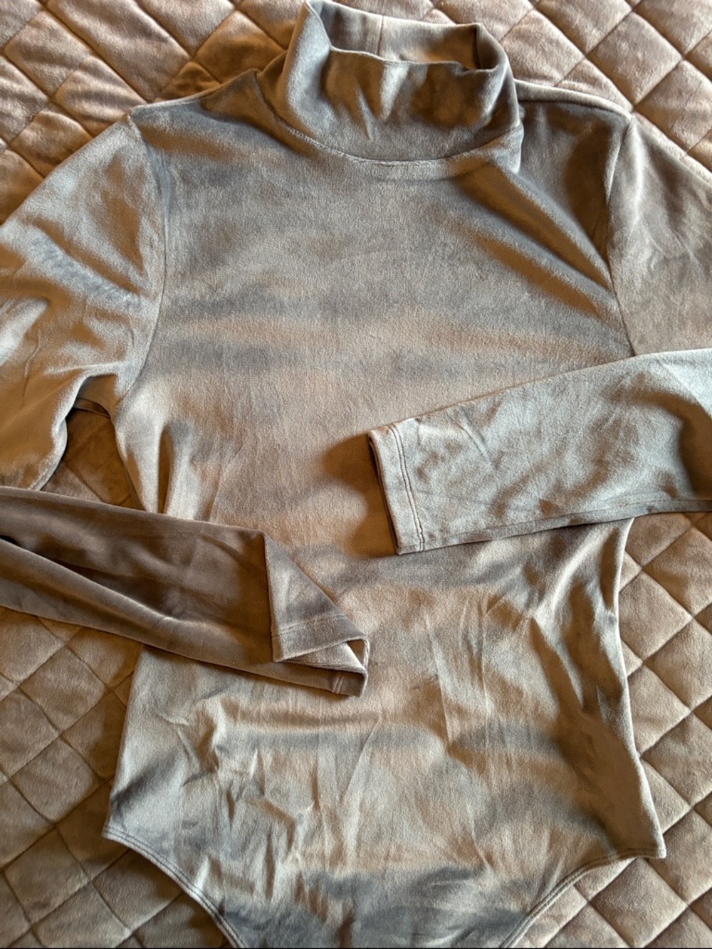 American eagle velvet Soft Long-Sleeve Turtleneck Bodysuit in grey. Large